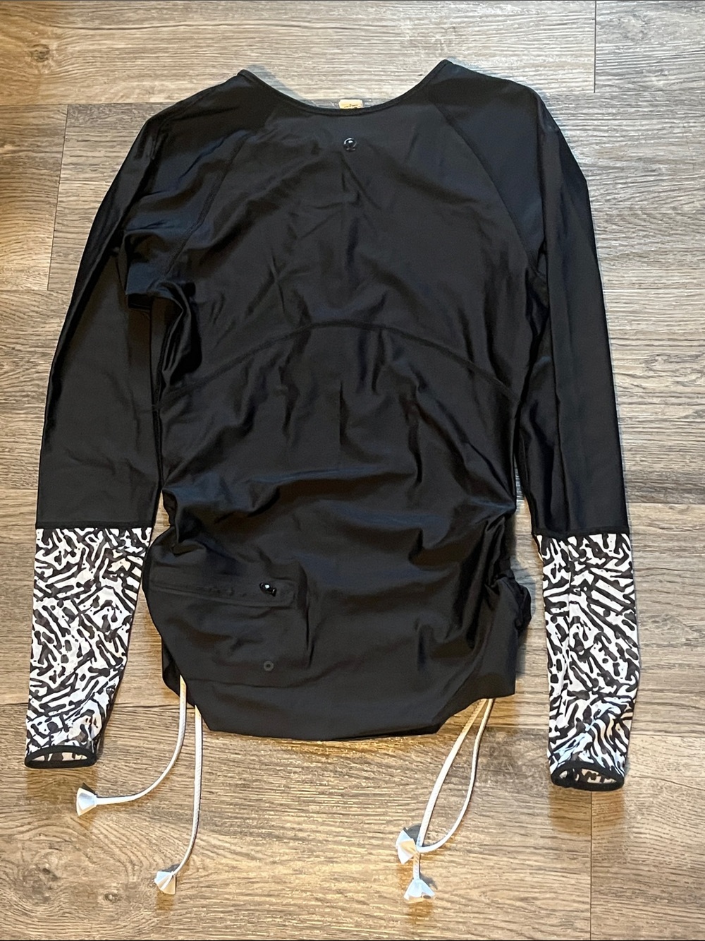 Lululemon Woman Water Surf To Sand
Rashie Black / Brushed Animal White Black